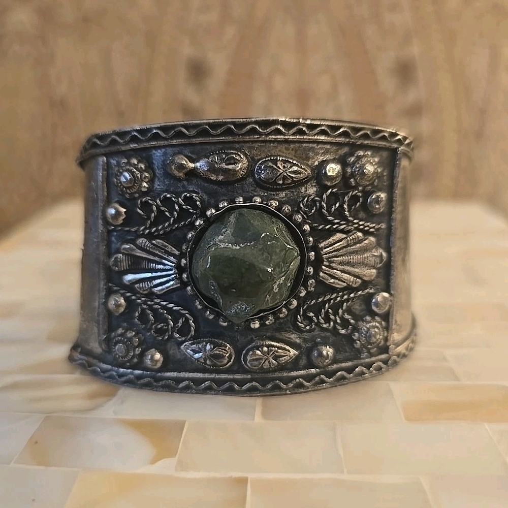 Elegant Silver Cuff Bracelet with Green Stone